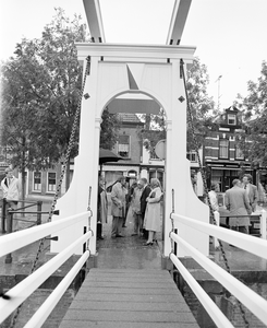 884329 Afbeelding van de aanwezigen bij de officiële afsluiting van de restauratie van de Vaartse Sluis (Oude Sluis) te ...